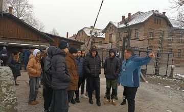 Przed bramą do obozu